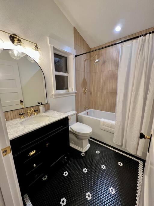 Brand New Custom Built Cottage In Downtown W/Pool! Salem Ngoại thất bức ảnh